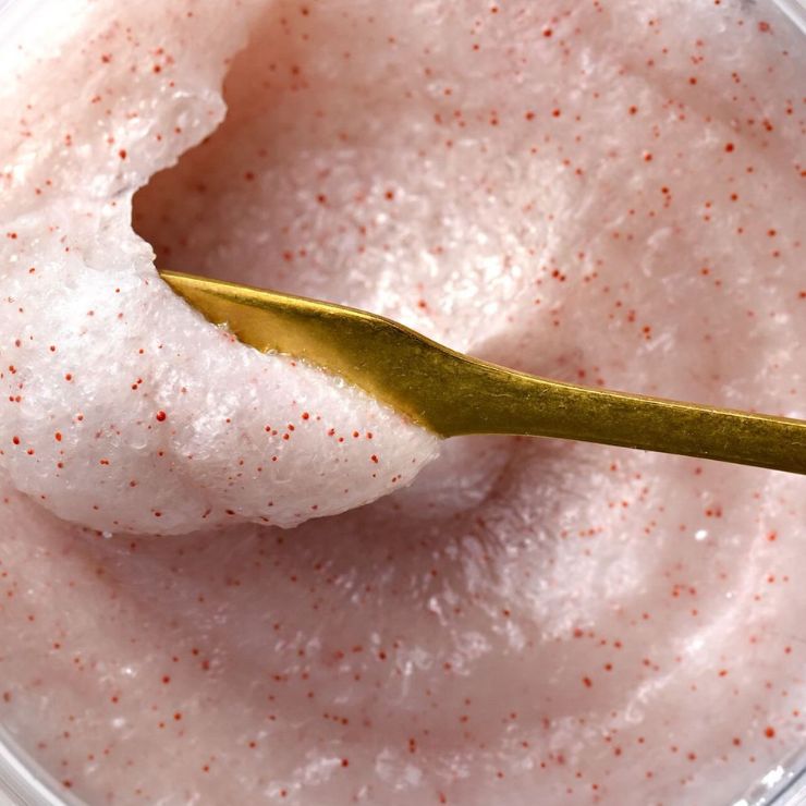 Peeling_Davines_Solu_z_rozowa__ziarnista_konsystencja_widoczny_z_bliska