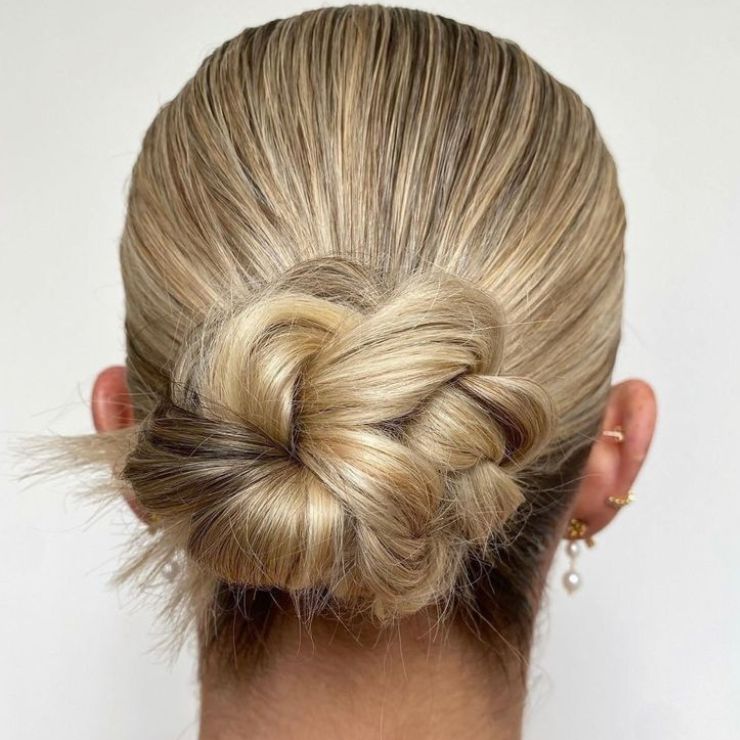  sleek_bun_trendy_2026_hairpoint